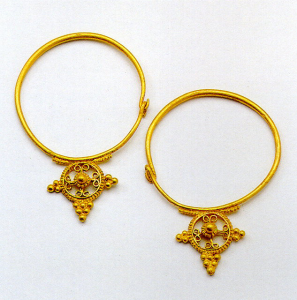 Goldene Ohrringe aus einem Grabfund in Tigáni